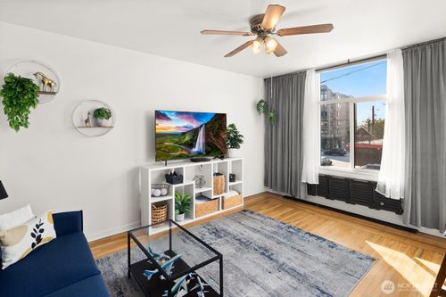 10-22 John St, Seattle, WA, 98109-4949 | Card Image