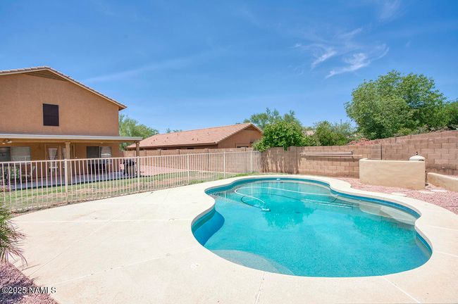 Large pool deck | Image 25