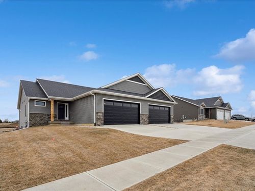 827 Prairie View Dr, West Branch, IA, 52358-8808 | Card Image