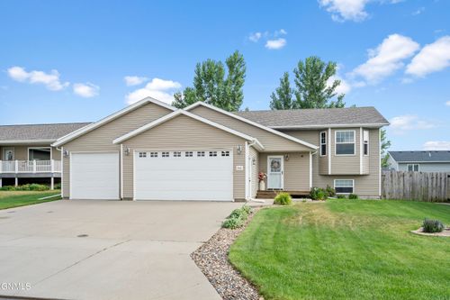 5945 28th Ave Se, Bismarck, ND, 58504-9700 | Card Image