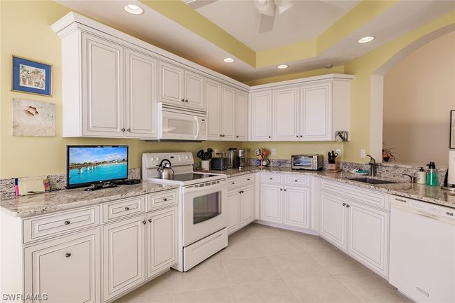 C-302 - 7048 Pelican Bay Boulevard, Condo with 2 bedrooms, 2 bathrooms and null parking in Naples FL | Image 10
