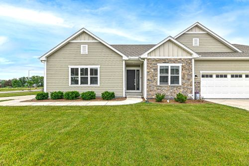 7811 W Park Circle Way N, Franklin, WI, 53132-7527 | Card Image