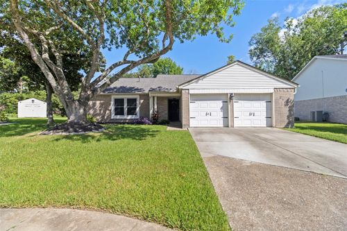 210 Pecan Valley Ct, Friendswood, TX, 77546-5642 | Card Image