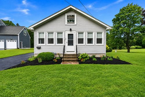 52 Calef Ave, Swansea, MA, 02777-1404 | Card Image