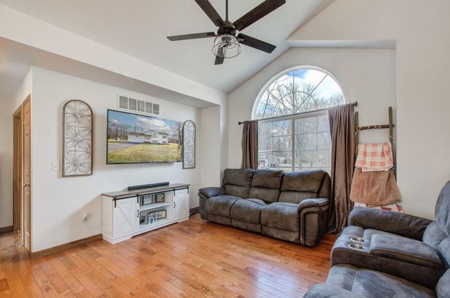 Living Room 2 | Image 4
