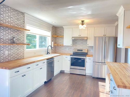 10 Fleetwood Dr, Danbury, CT, 06810-7010 | Card Image