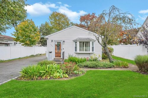 182 Commack Rd, Babylon, NY, 11703-1735 | Card Image