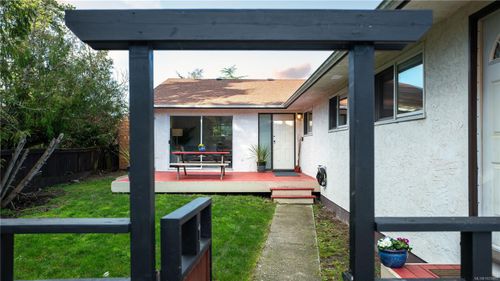 1-3274 Rutledge St, Saanich, BC, V8X1N7 | Card Image