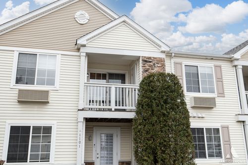 1117-1117 Silverstone Dr, Carpentersville, IL, 60110-1186 | Card Image