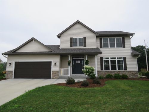 W195N17212 English Oaks Dr, Jackson, WI, 53037-9128 | Card Image