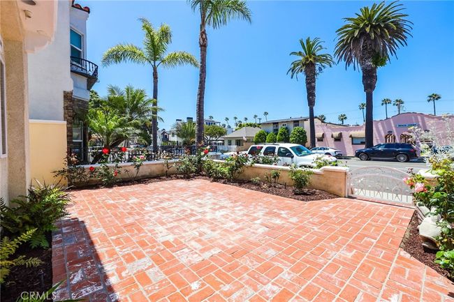 326 6 Th St, House other with 4 bedrooms, 5 bathrooms and 2 parking in Huntington Beach CA | Image 4