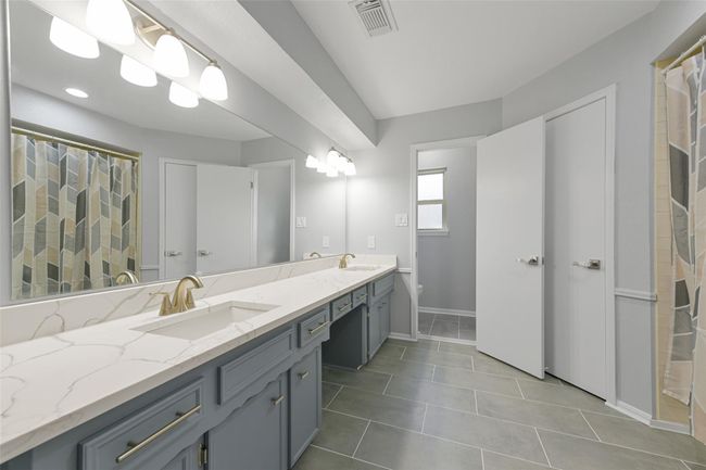 Primary has 2 walk in closets & makeup vanity | Image 17