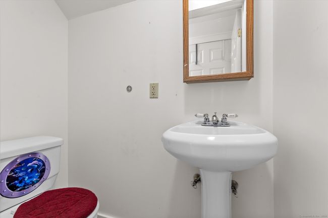 69 West St, Home with 5 bedrooms, 3 bathrooms and 2 parking in New London CT | Image 35