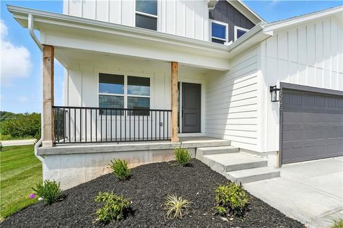 1933 Sw Merryman Dr, Lee's Summit, MO, 64082-3913 | Card Image