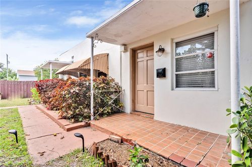 2-427 Ne 107th St, Miami, FL, 33161-7137 | Card Image