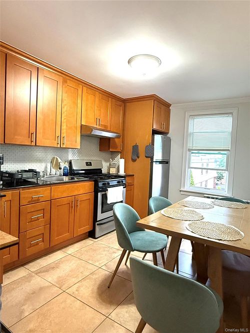 7859 83rd St, Glendale, NY, 11385-7640 | Card Image