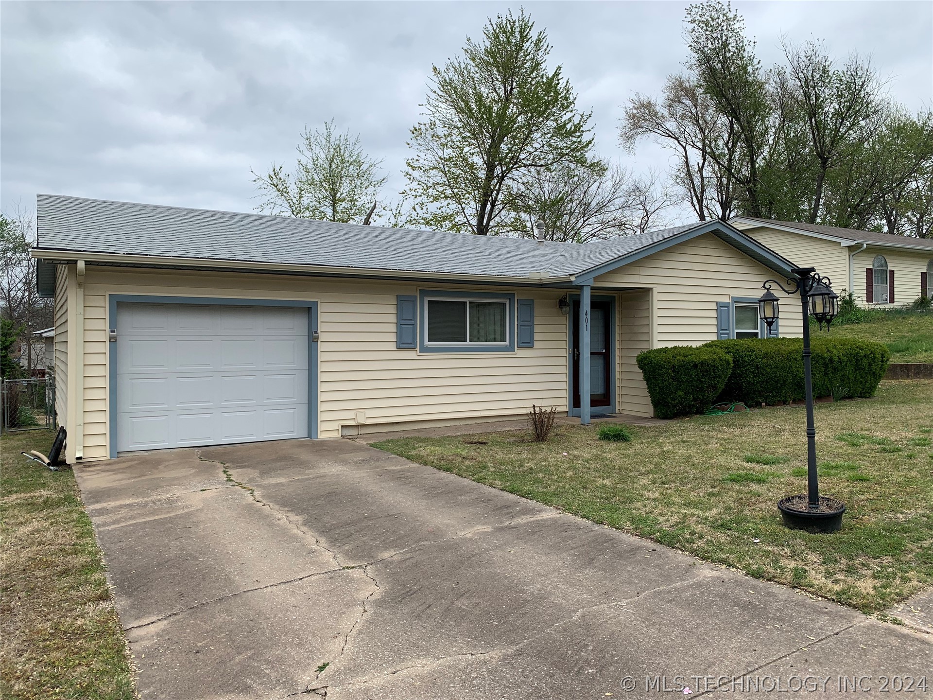 5th Pl, Grove, OK 74344