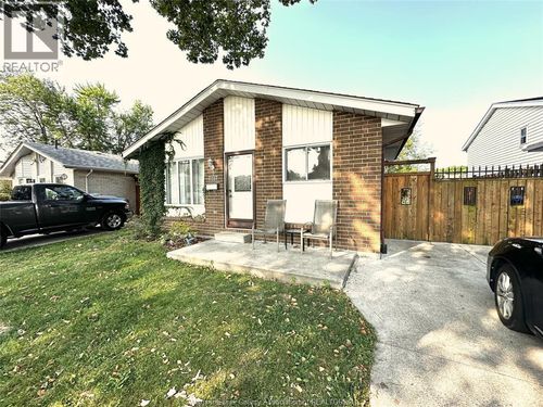 3217 Aurora, Windsor, ON, N8R1Y9 | Card Image