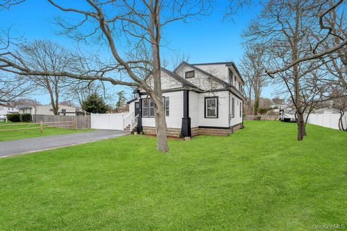3 Adams Rd, Central Islip, NY, 11722-2201 | Card Image