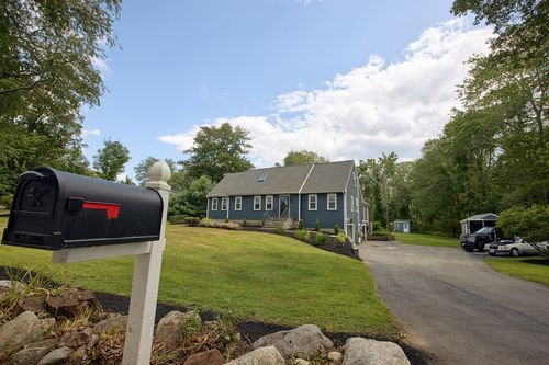 8 Pleasant St, Andover, MA, 01810-4208 | Card Image