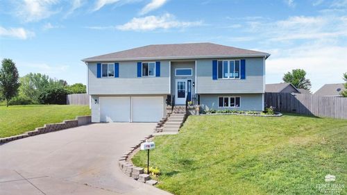 1009 Wilson Cir, Manhattan, KS, 66502-6097 | Card Image