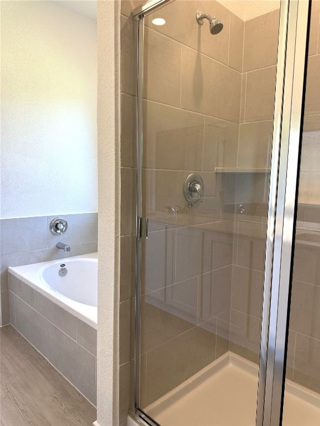 Soaking tub and separate shower | Image 17