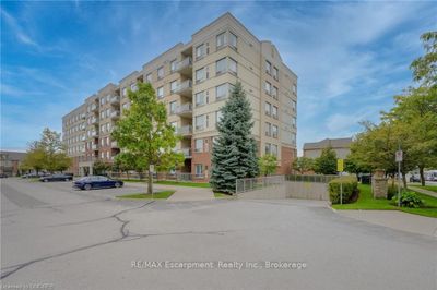 209 - 5070 Fairview St, Condo with 2 bedrooms, 2 bathrooms and 1 parking in Burlington ON | Image 2