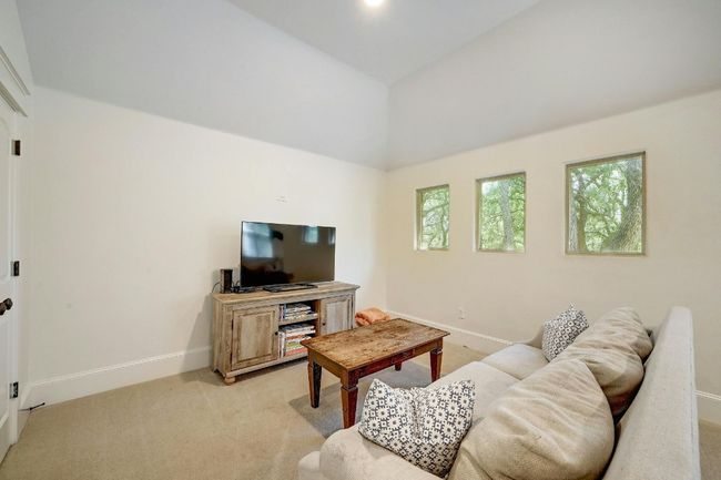 Upstairs living | Image 15