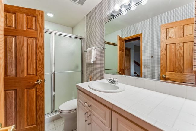 Pass-through bathroom | Image 37