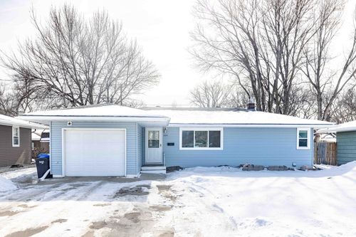 306 25th Ave N, Fargo, ND, 58102-1935 | Card Image