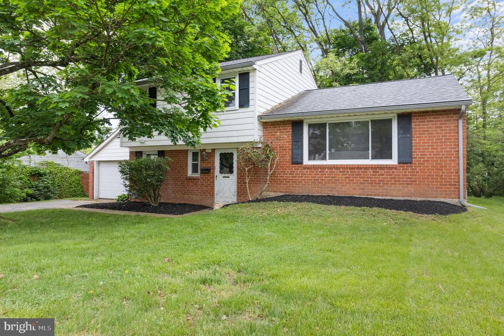 Adams Dr, Brookhaven, PA 19015