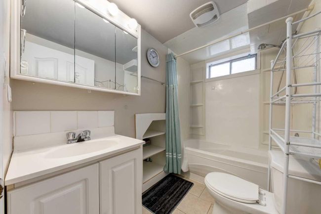 Lower Suite Bathroom | Image 17
