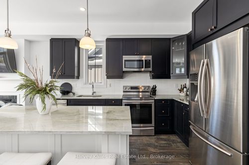 236 Yellow Birch Cres, Blue Mountains, ON, L9Y0Z3 | Card Image