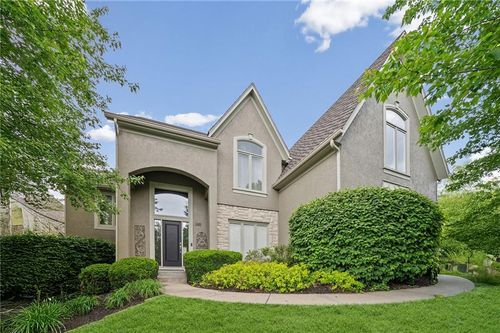 8011 Park View Dr, Parkville, MO, 64152-3109 | Card Image