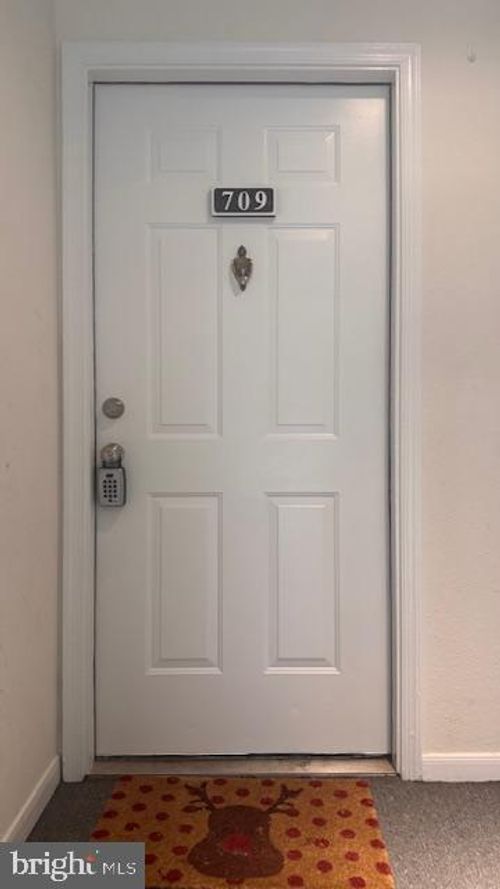 unit-709-674 Gateway Dr Se, LEESBURG, VA, 20175-4060 | Card Image