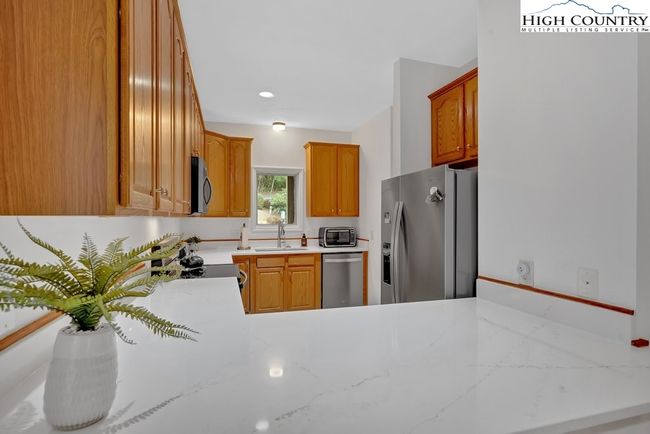 201 - 164 Evergreen Springs Ct, Condo with 2 bedrooms, 3 bathrooms and null parking in Blowing Rock NC | Image 8