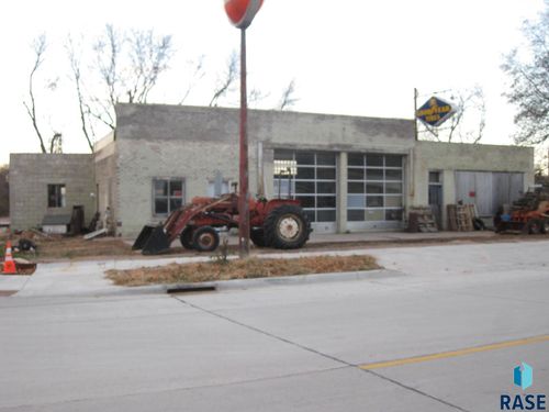 211 E 3rd St Street, Dell Rapids, SD, 57022 | Card Image