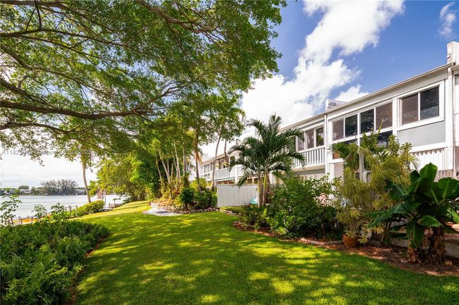 5292 Sw 69 Th Pl, Townhouse with 2 bedrooms, 3 bathrooms and null parking in Miami FL | Image 4
