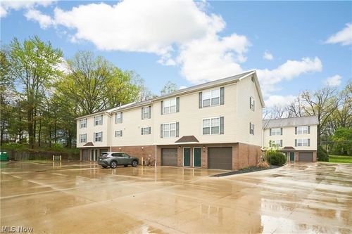 2067 Newberry St, Cuyahoga Falls, OH, 44221-3307 | Card Image