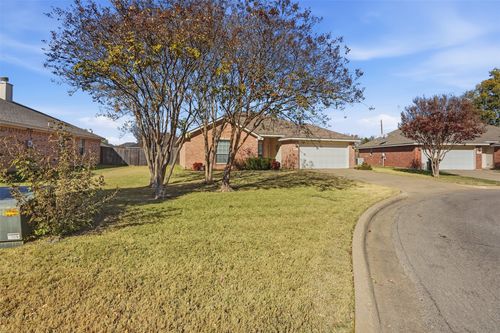 212 Preston Dr, Cleburne, TX, 76033-7308 | Card Image