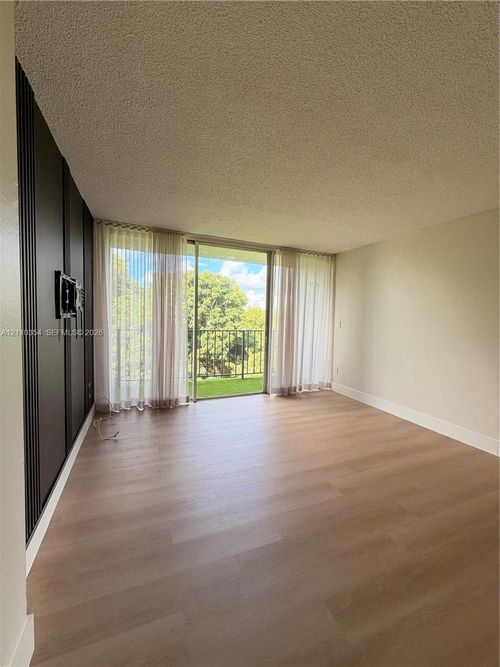 309-8801 W Flagler St, Miami, FL, 33174-2424 | Card Image