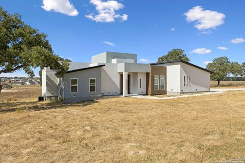 147 Las Palomas Dr, La Vernia, TX, 78121-5100 | Card Image