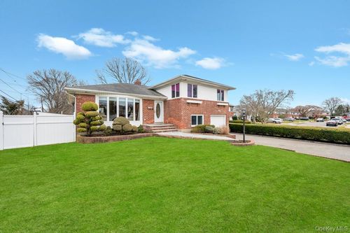 4 Brooks Street, Oyster Bay, NY, 11801 | Card Image