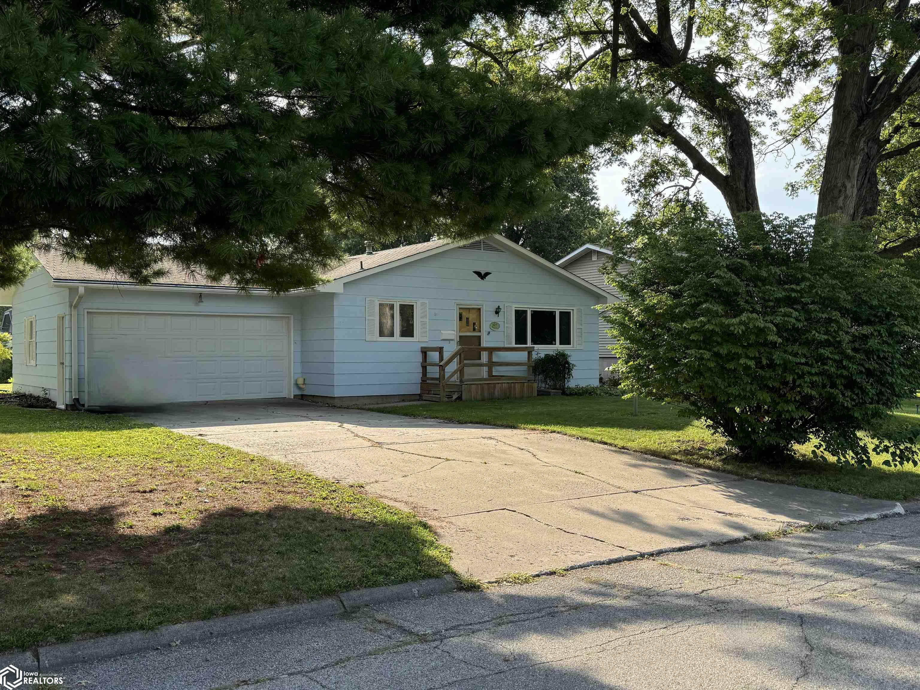 Stone St, Creston, IA 50801