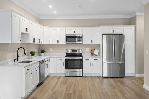 208-10100 S Willow St, Manchester, NH, 03103-2402 | Card Image