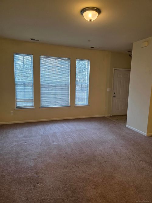 23680 Northstone Village Dr, Taylor, MI, 48180-7814 | Card Image