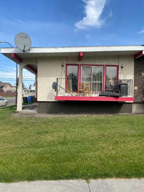 5522 8 Avenue Se, Calgary, AB, T2A3P7 | Card Image