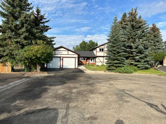 204 Golf Course Crescent W, Home with 6 bedrooms, 3 bathrooms and 2 parking in Hanna AB | Image 1