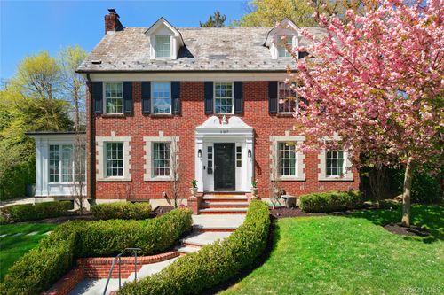 107 Manhasset Woods Rd, Manhasset, NY, 11030-2612 | Card Image