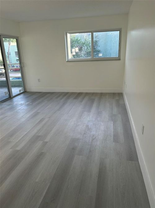 201-19-11163 Nw 7th St, Miami, FL, 33172-7614 | Card Image